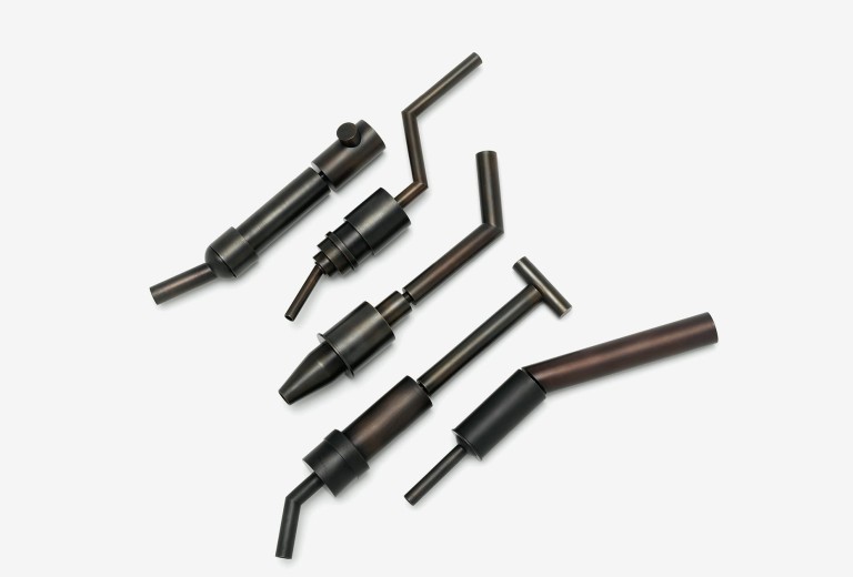 Isabelle Enders, Pfeffermühle, <em>Pfefferlinge1–5</em>. Messing, Silberlot geschwärzt.