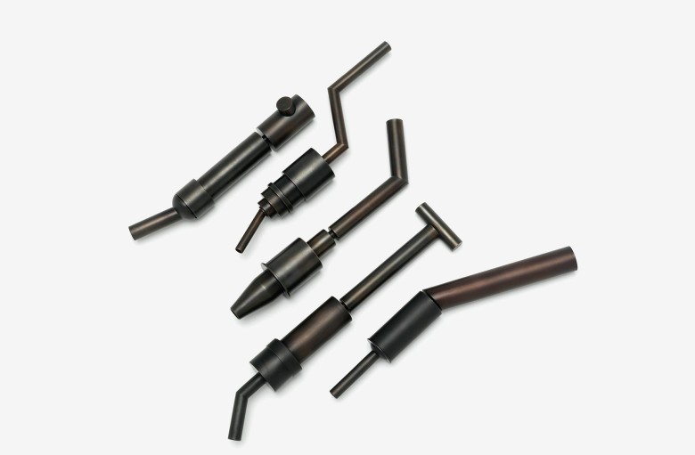 Isabelle Enders, Pfeffermühle, Pfefferlinge1–5. Messing, Silberlot geschwärzt.