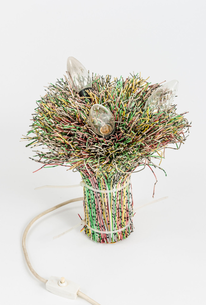 Axel Kufus/Ulrike Holthöfer, Tischleuchte <em>Lichterstrauß</em>, 1985. Telefonkabel, Kabelbinder, Leuchtkörper.