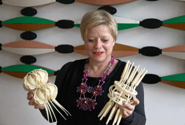 For her jewelry objects Svenja John uses a synthetic material called macrofol.