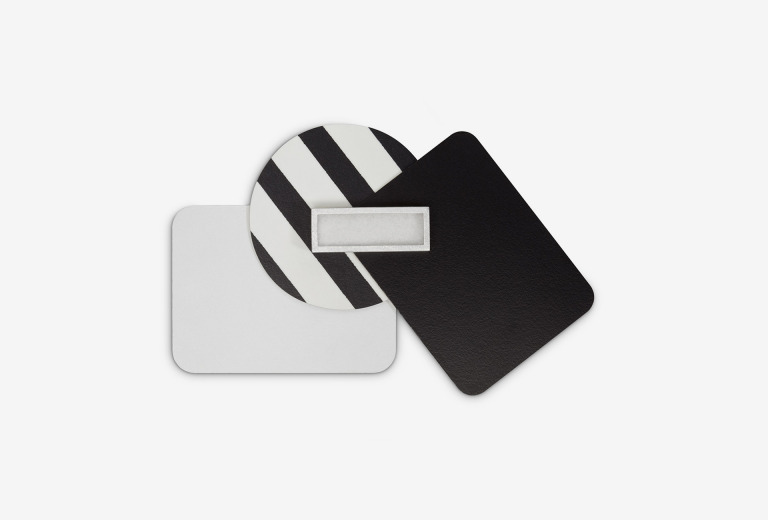 Michaela Binder, Brosche aus der Kollektion laminati mille colori. Komposition schwarz-weiß. Laminat, Silber, Filz.