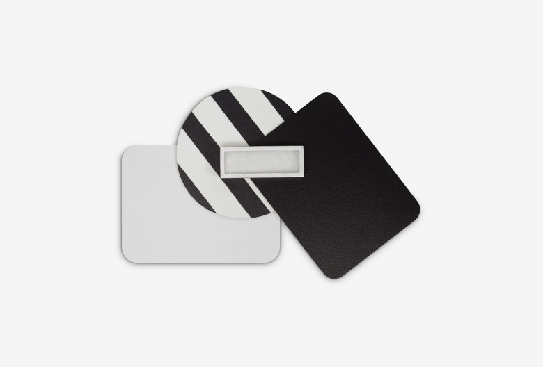 Michaela Binder, Brosche aus der Kollektion laminati mille colori. Komposition schwarz-weiß. Laminat, Silber, Filz.