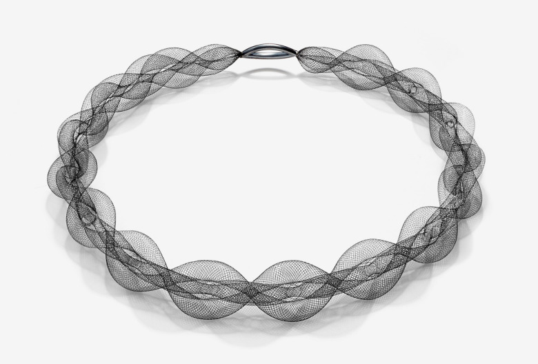 Uli Biskup, Halsschmuck tutu_anker. Silber 925, geschwärzt.