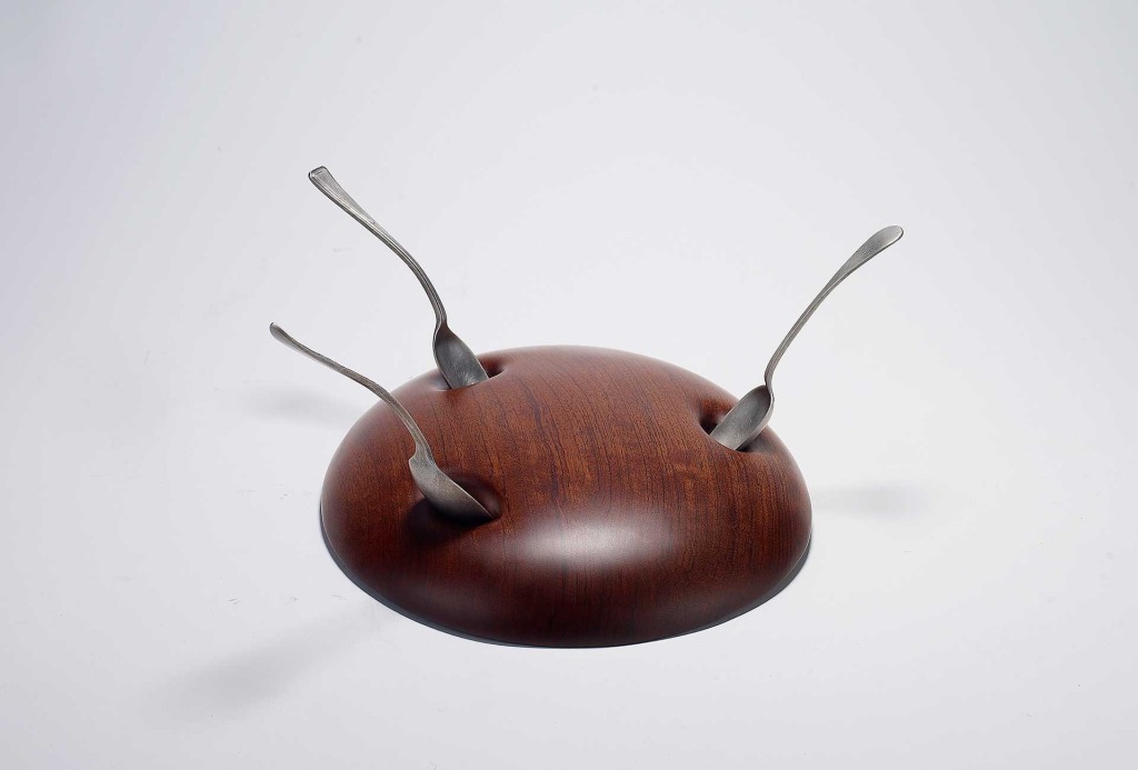 Tafelgeschirr <em>The moment of pleasure.</em> </br> (der Moment des Genusses), 2014. Holz, Metall.