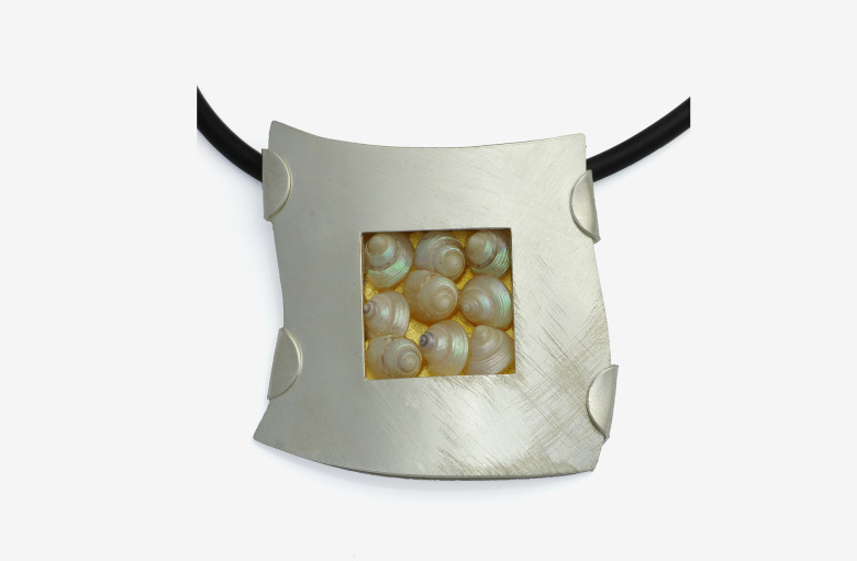 Beate-Baumann-Anhaenger-Silber-Feingold-Perlmuttschnecken