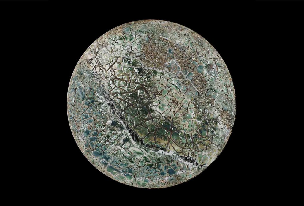 <em>Outer Space 03</em>, mehrfach geschichtetes und glasiertes Porzellan auf Cordierit, Ø 55 cm, drehbar