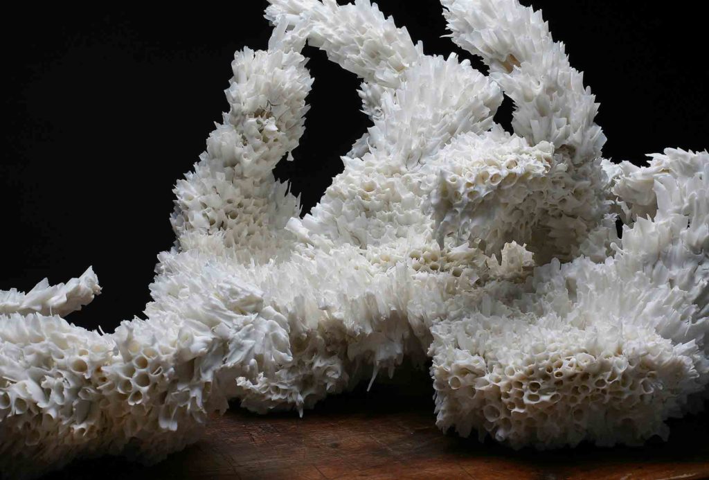 Aus <em>Between the Tides</em>, Porzellan aufgebaut