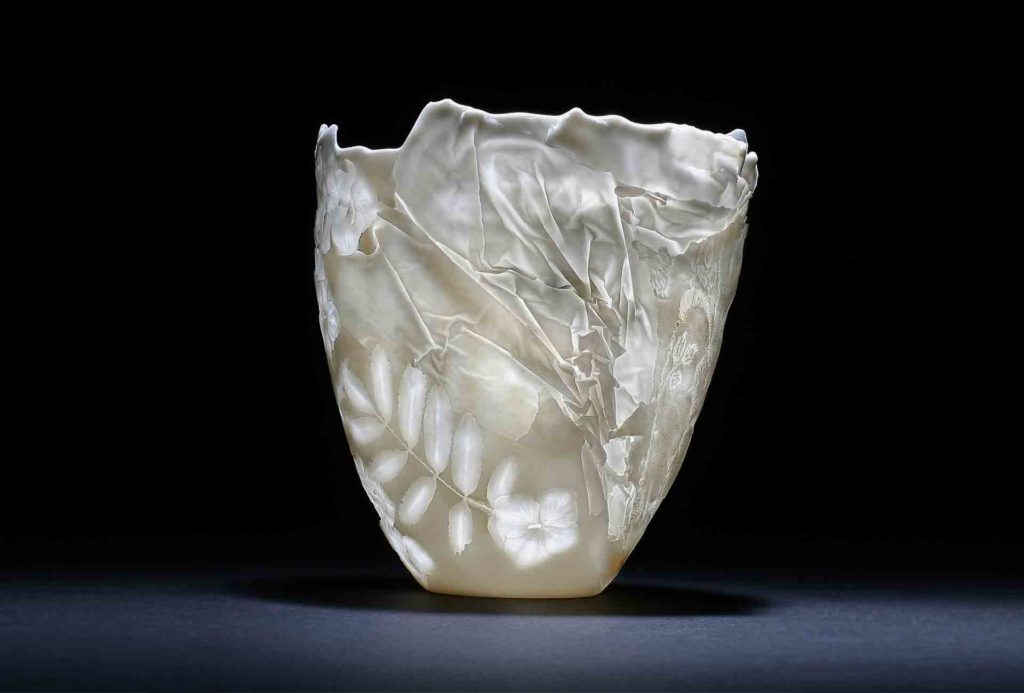 <em>Lumos L-U</em>, Porzellan, unikat gegossene Materialmixlithophanie 13×14 cm