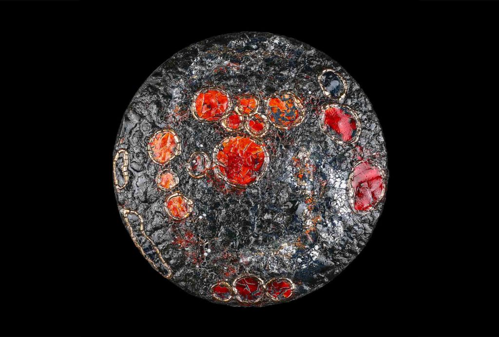 <em>Outer Space 01</em>, mehrfach geschichtetes und glasiertes Porzellan auf Cordierit, Ø 55 cm, drehbar