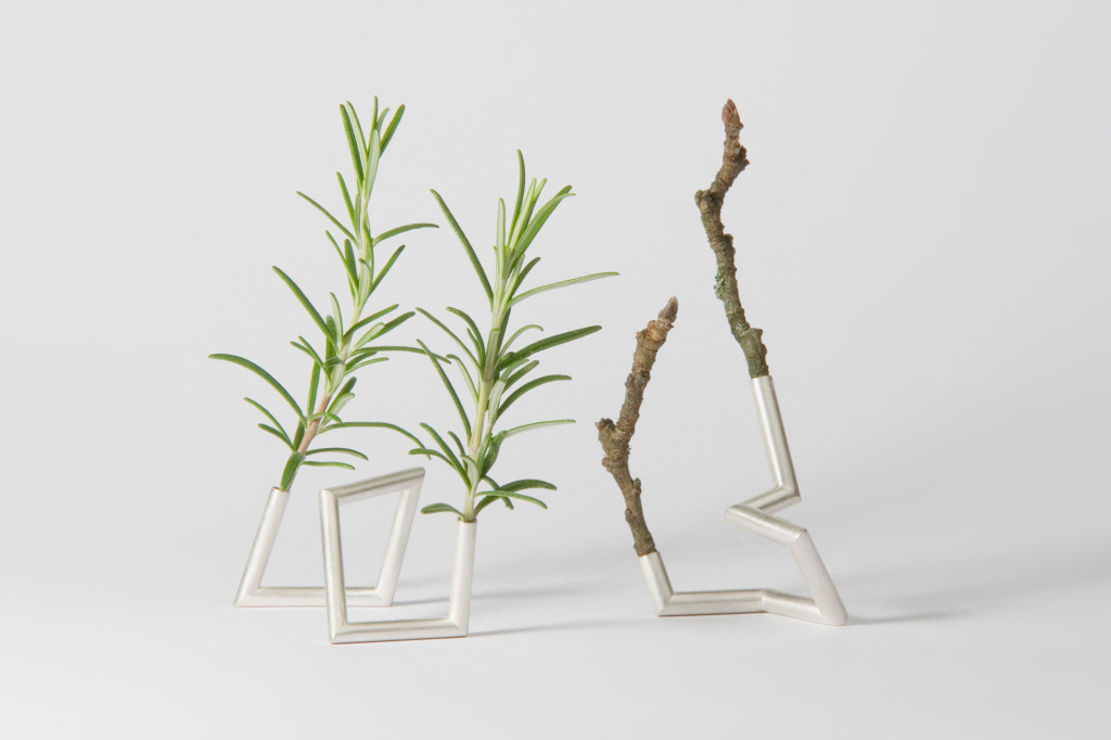 Maren Triebler, Serviettenhalter und Miniaturvasen <em>Serviettengewächse</em>. Foto Helge Krückeberg.