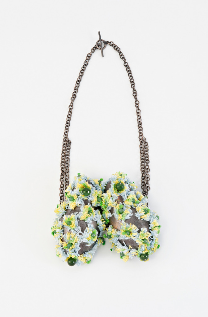 Halsschmuck, 2006. Silber, Jade, Seide. Foto Winfried Reinhardt.