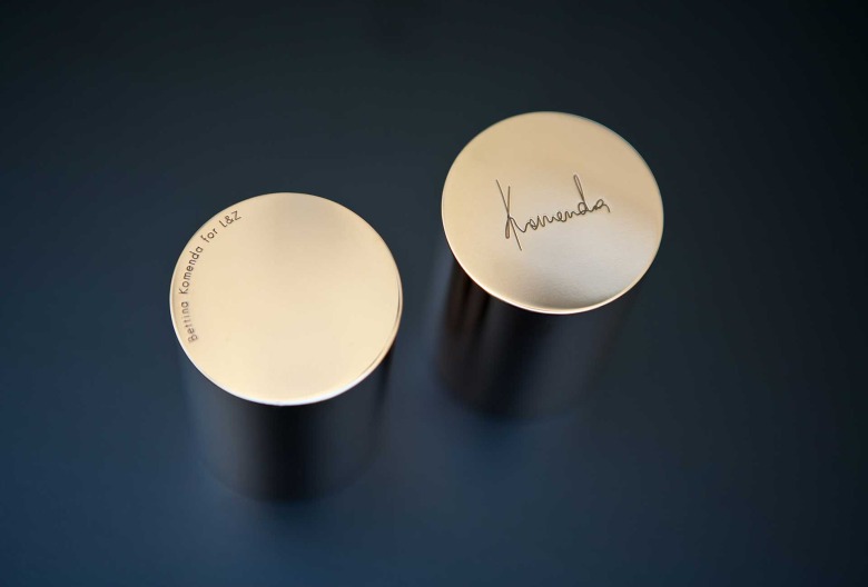 Briefbeschwerer. Design Bettina Komenda.