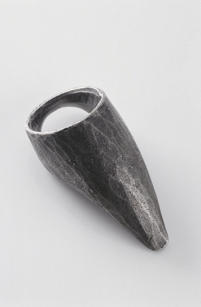 Ring, 1985. Silber geschwärzt. Foto Rüdiger Flöter.