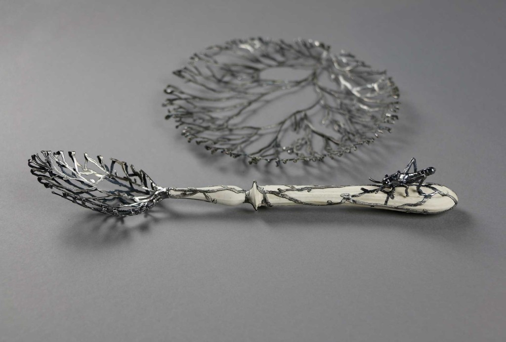 Wiebke Meurer, <em>Locust</em> (Heuschrecke), 2014. Kupfer, mit Silber plattiert, Porzellan, Heuschrecke. Löffel 24 × 5 × 4 cm, Teller 17 × 17 × 2 cm.