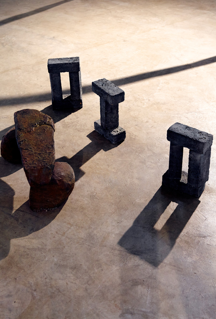 Guy du Toit, Sitzelemente  <em>Improvised Seating</em>, 2014. Courtesy of Southern Guild, Foto Greg Cox