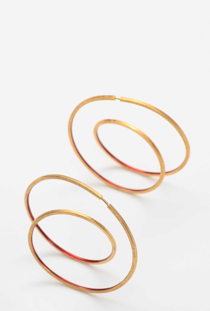Karola Torkos, ear hoops. Gold-plated silver, ceramite. From 275 €.
