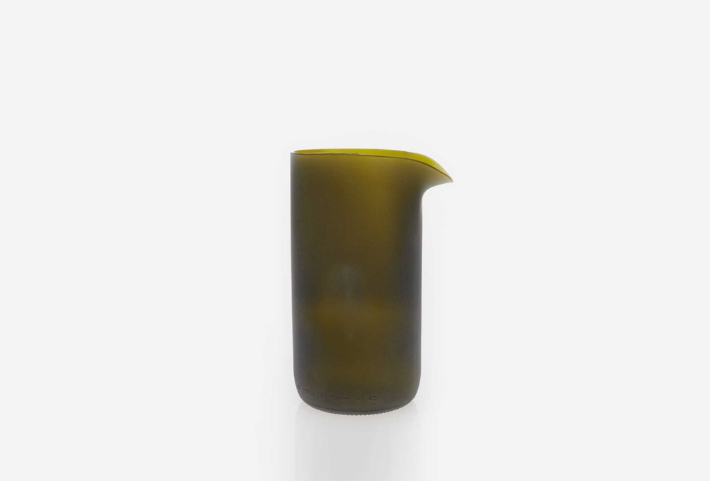 Kanne. Glas, H 19 × Ø 9,5 cm.