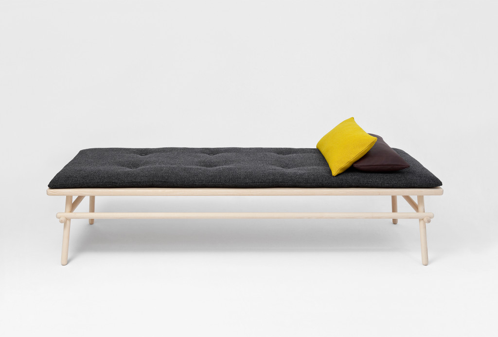 Tagesbett <em>Pause</em>, 2011. Eschenholz, Wollstoff, Leder, Baum- und Schafwolle.