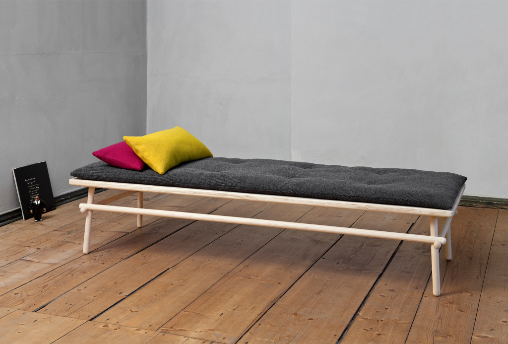 Tagesbett <em>Pause</em>, 2011. Eschenholz, Wollstoff, Leder, Baum- und Schafwolle.