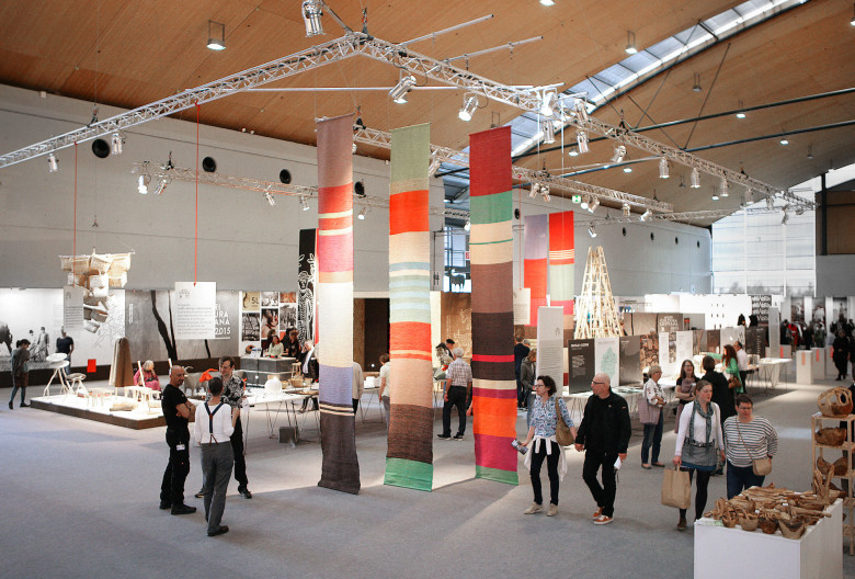 Die lichtdurchflutete Halle der Karlsruher Messe bietet ein ansprechendes Ambiente für Angewandte Kunst.