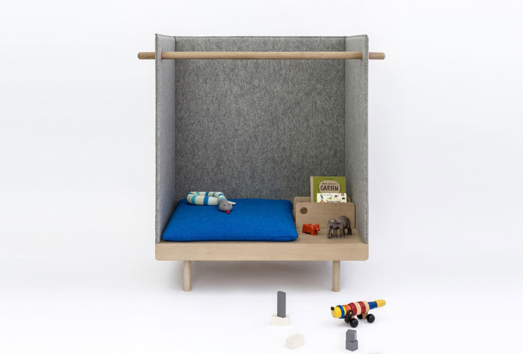 Koje <em>Kleiner Leser</em>, 2014. Eichenholz geseift, Wollfilz, Kissen mit Wollstoff, gefüllt mit Rapssamen