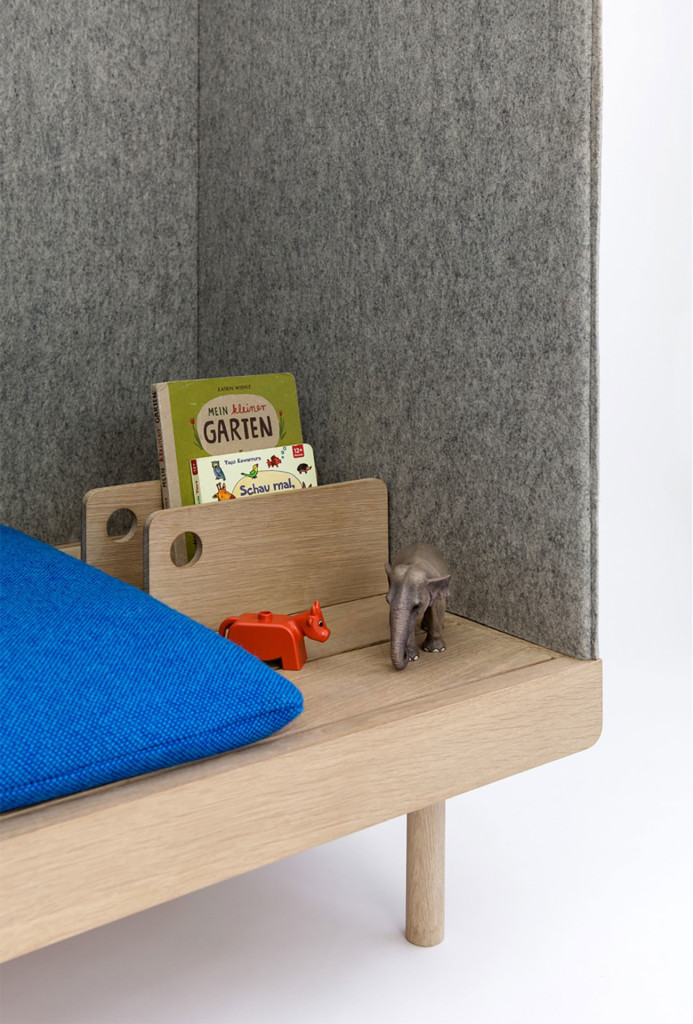 Koje <em>Kleiner Leser</em>, 2014. Eichenholz geseift, Wollfilz, Kissen mit Wollstoff, gefüllt mit Rapssamen