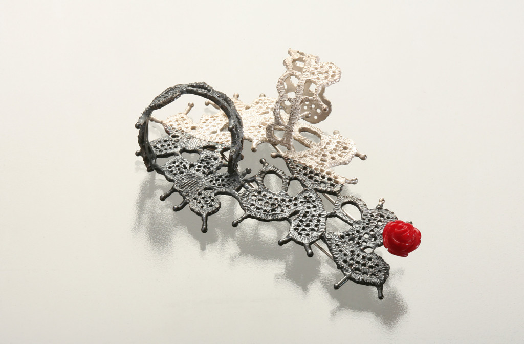 Brosche <em> Nocturne in 925 </em> (Nokturne in 925). Silber, Koralle