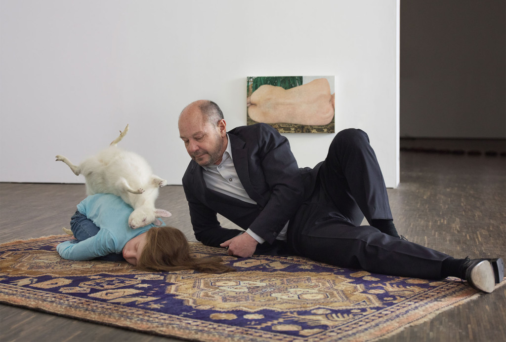Der Sammler Thomas Olbricht mit Patricia Piccininis Skulptur Balasana, 2009