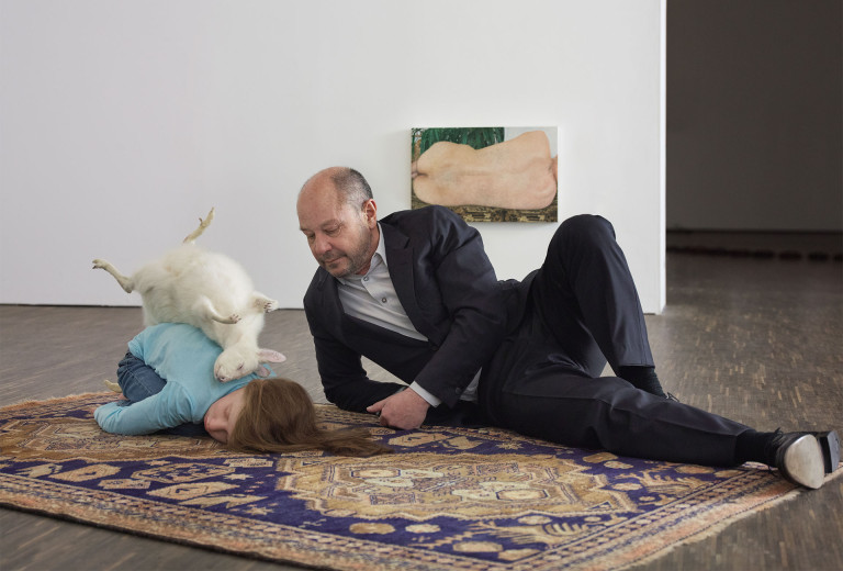 Der Sammler Thomas Olbricht mit Patricia Piccininis Skulptur Balasana, 2009