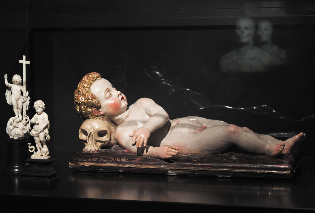 Skulptur in der Wunderkammer Olbricht im ersten Stock des me Collectors Room, Auguststraße, Berlin