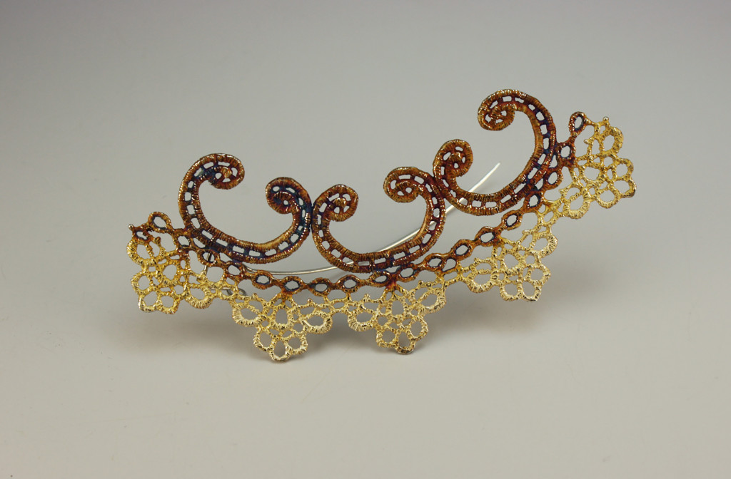 Brosche <em>Up Close</em>. Oxidiertes Silber