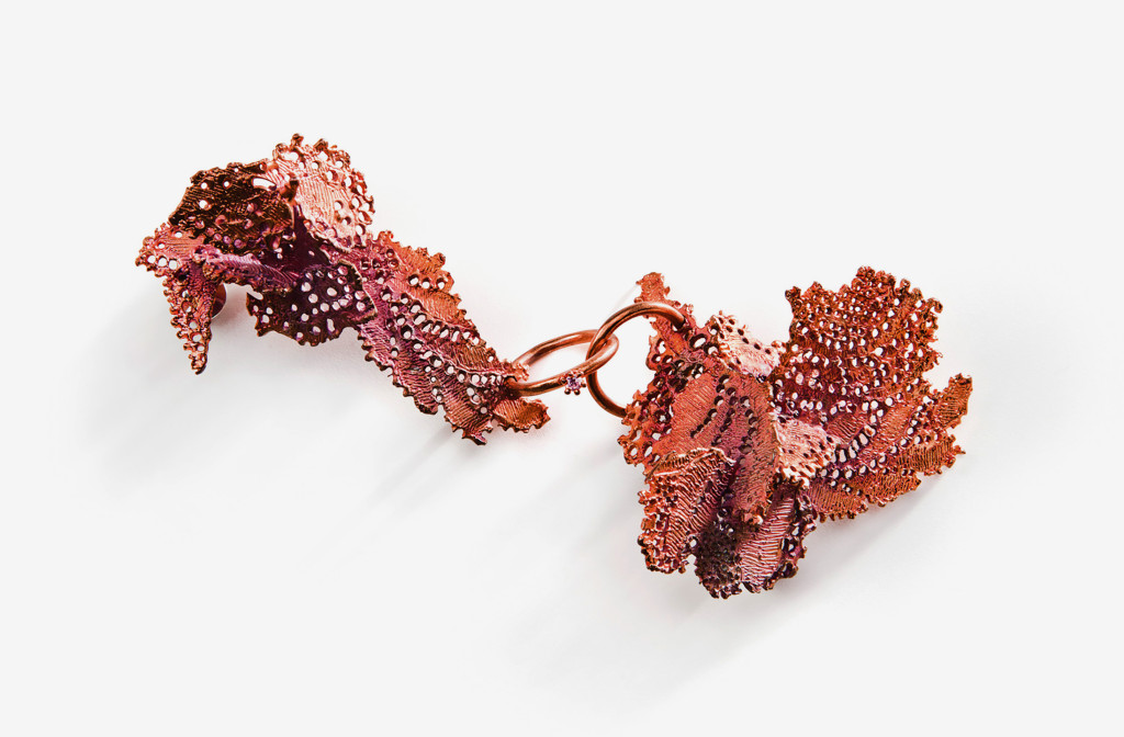 Brosche <em>The man I love</em> (der Mann, den ich liebe). Oxidiertes Messing