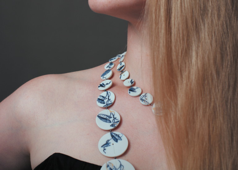 Anne Rößler, Necklaces "Royalblau", porcelaine, cobalt decoration, partly hand painted with gold. 