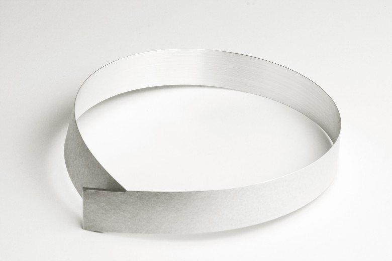 Halsreif „Streifen“. Silber 925. Auf einen Streifen reduzierter Halsreif – lässig und elegant / Necklace reduced to a strip – casual and elegant, 925 silver. Hildesheim, Germany / atelierbindernagel.de / Eunique Stand B.33