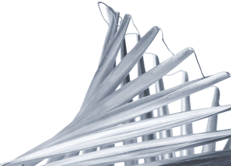 Moveable bangle „Torsion“, 925 silver or 750 gold, jewelry wire. Photo Tom Vack.