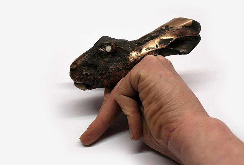 Juliane Noack, Ring Hase, 2012. Kupfer, Muschel. Foto Matthias Behne