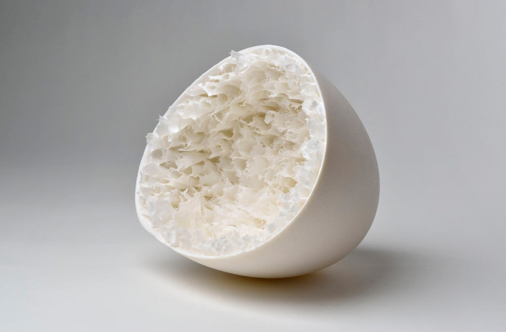 Object <em>Orto Botanico II</em>. Porcelain, Ø 22 cm L 28 cm. Photo Klaus Ditté.