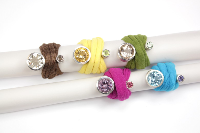 Ringserie „...um den Finger gewickelt...“. Silber mit verschiedenen Edelsteinen und austauschbarem Stoffband / Ring series, silver with various gems and exchangeable fabric band. Idar-Oberstein, Germany / stefanie-dingel.de / Eunique Stand B.02