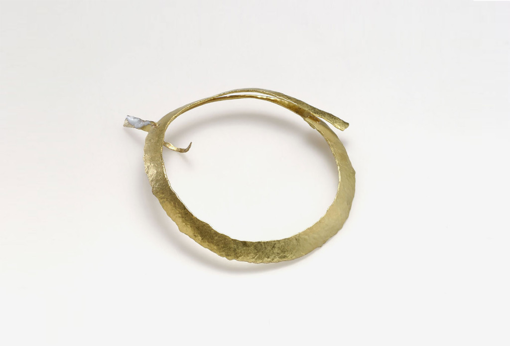 <em>c1</em> brooch. Gold, enamel