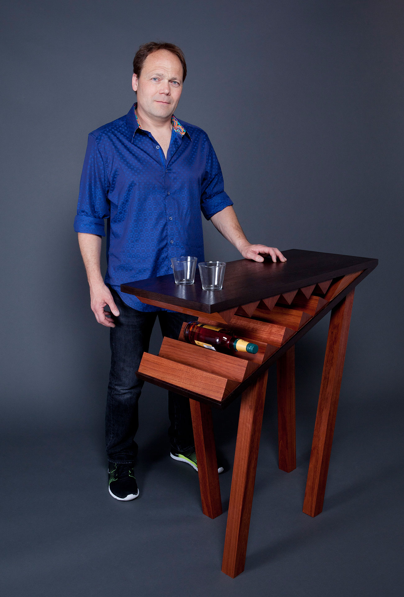 Erik Wilmot mit Konsolenbar und Gläsern