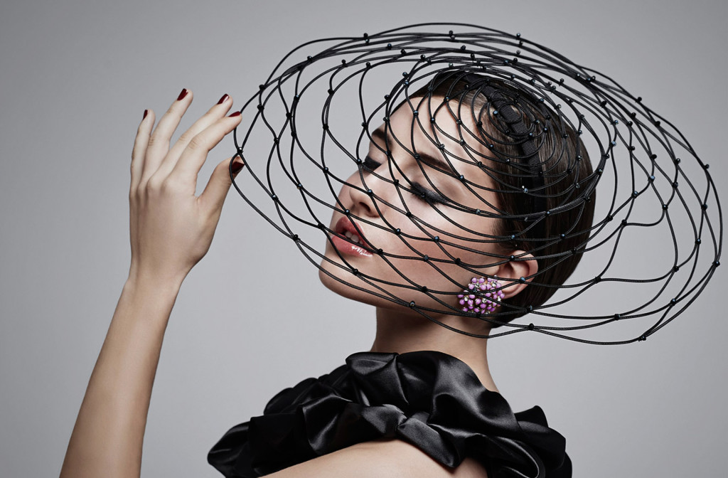 Haarreif <em>Evita</em>. Crinol–Röhrchen, Perlen. Foto Astrid M.Obert. 510 €