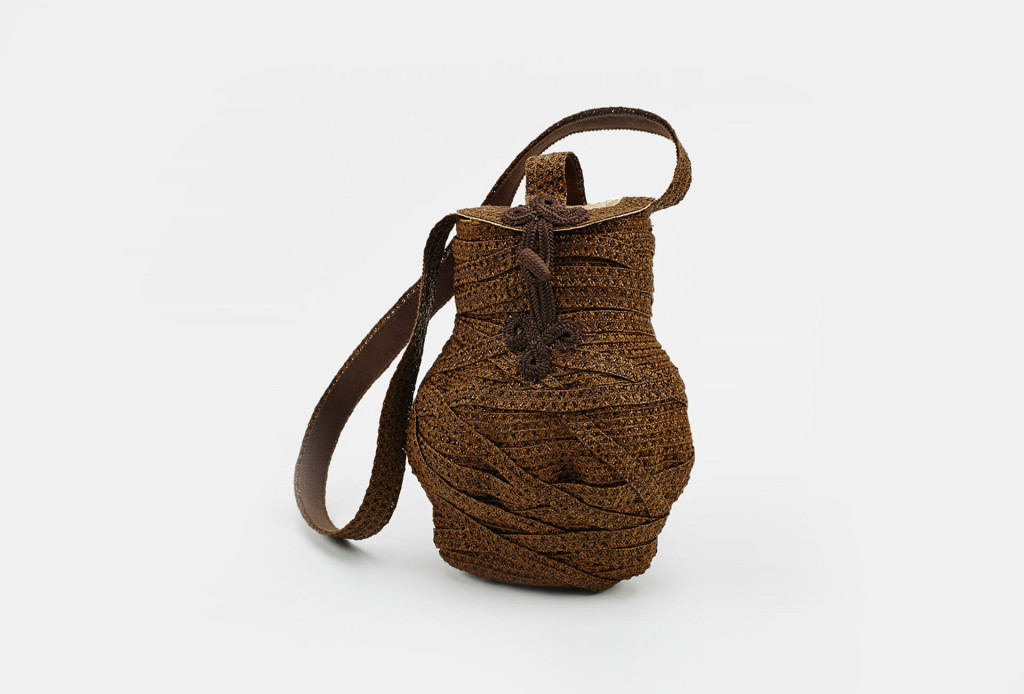 Tasche <em>Adhil</em>. Hutgeflecht, Dupionseide. Foto Astrid M. Obert. 346 €