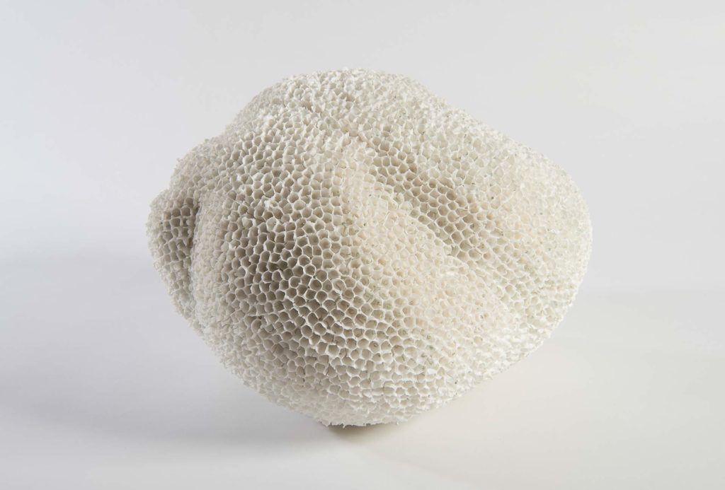 Object <em>fractal</em>. Porcelain, 26x31x31 cm. Photo Doris Leuschner.