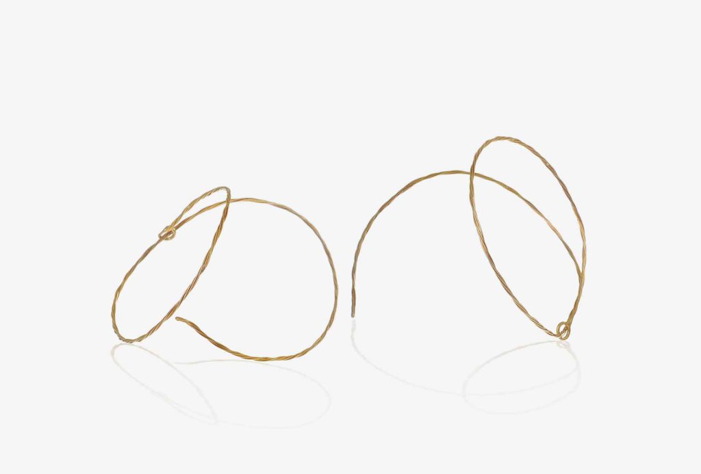 <em>Reflexes</em> earrings, 2018, series <em>The Great River</em>. Gold 750, elastic threads, 30,5 x 2,3 x 8 cm