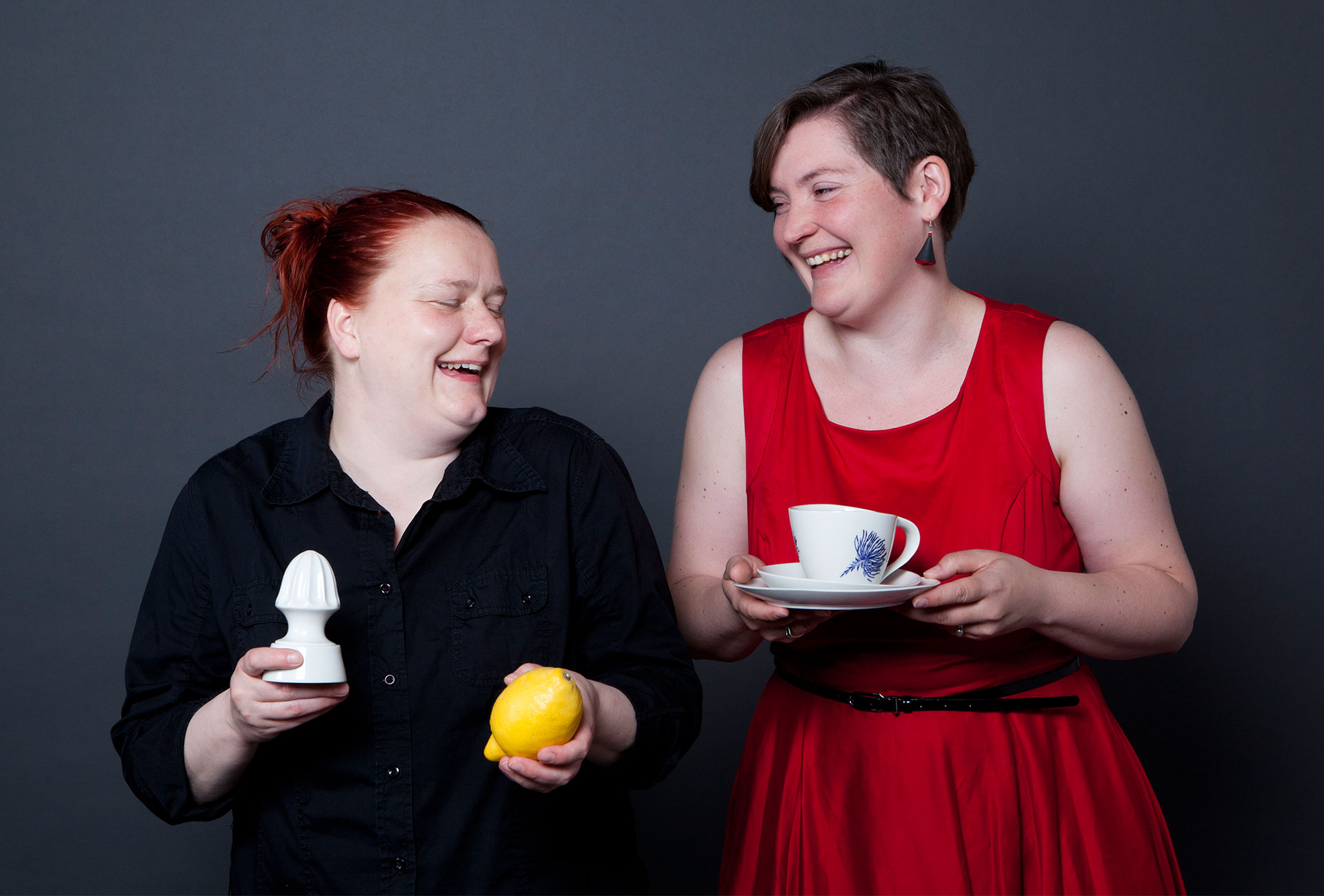 Ulrike Sandner mit Mörser und Anne Rößler mit Service