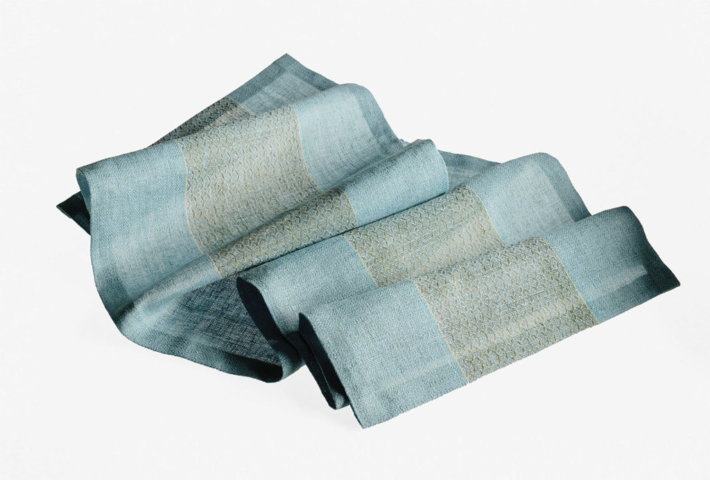 Tischläufer. Leinen, handgewebt über 16 Schäfte, 45 x 150 cm. Foto Heiko Preller