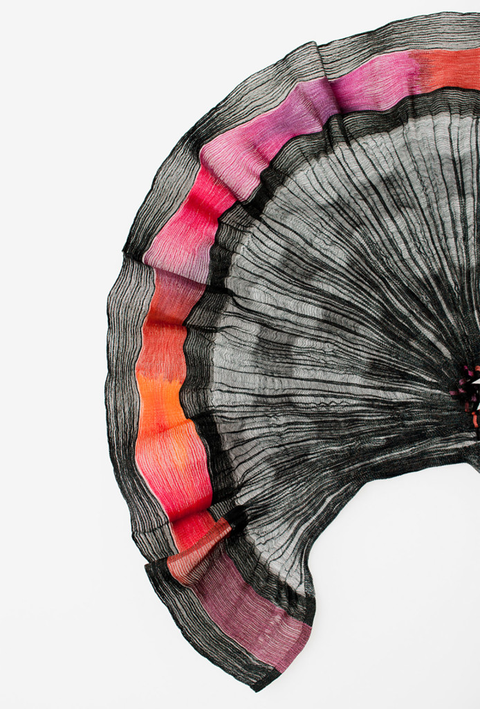 Gewebe in Fächerwebtechnik mit Kettbemalung, 2013. Seide, Wollcrêpe, Kupfer, 30 x 200 cm, Niedersächsischer Staatspreis. Foto Heiko Preller