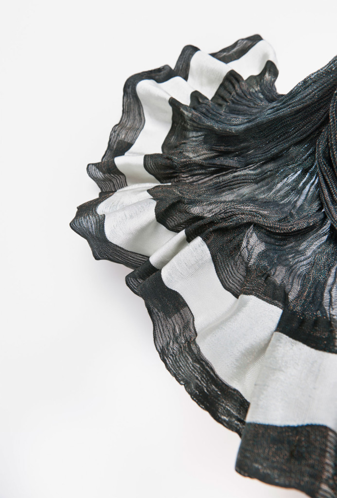 Fabric in fan weaving technique. Silk, wool crêpe, copper, 30 x 200 cm. Photo Heiko Preller