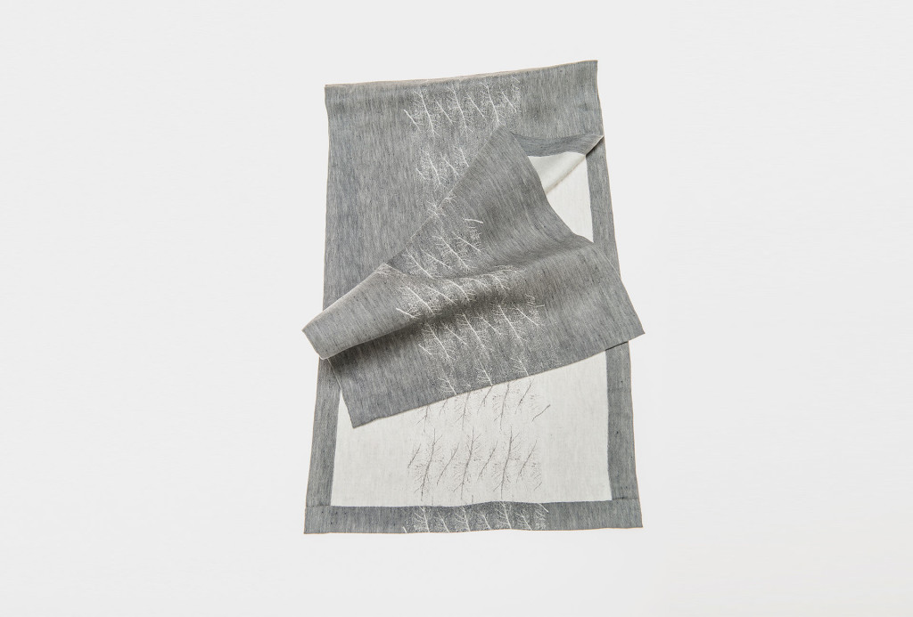 Tischläufer, 2014. Jacquardgewebe, Leinen, Lyocell, 45 x 150 cm, Ankauf Grassimuseum Leipzig. Foto Heiko Preller