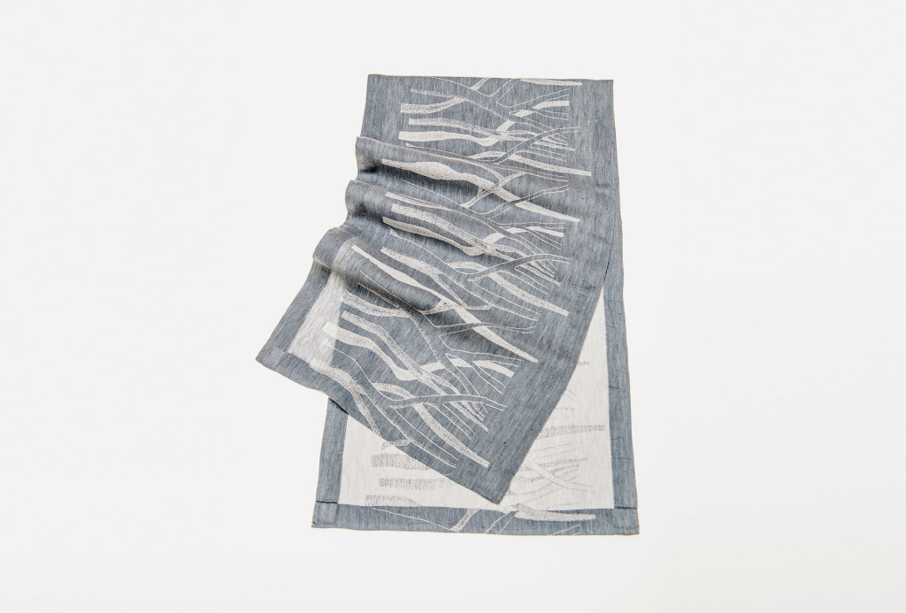 Tischläufer, 2015. Jacquardgewebe, Leinen, Lyocell, 45 x 150 cm. Foto Heiko Preller